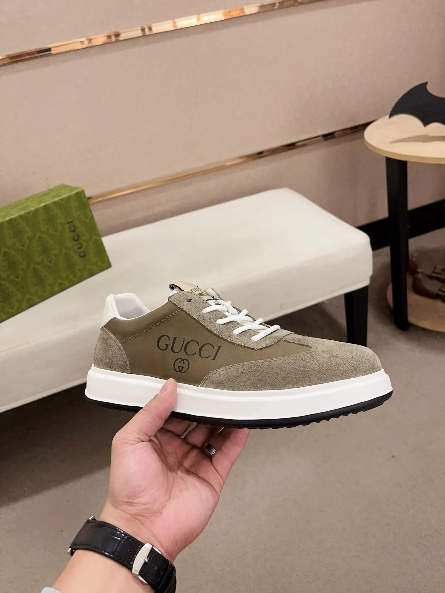 Men's shoes 💰 462 💰 High-quality new GUCCI counters are launched simultaneously. The new men's shoes, 😘fabrics are selected from imported cowhide, and the lining is sheepskin lining. 👍🏿 High-end ☄️ air-cushion molded anti-slip rubber outsole, exquisite lines, simple and elegant, comfortable and high-end for leisure travel. Code number: 38 to 44 (45 can be customized and cannot be returned or exchanged)